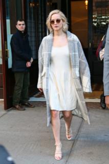 Jennifer Lawrence feet photo thumbnail