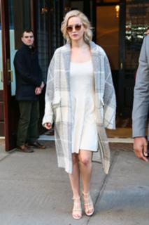 Jennifer Lawrence feet photo thumbnail