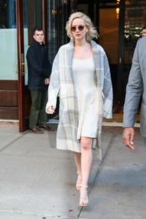 Jennifer Lawrence feet photo thumbnail