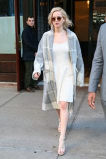 Jennifer Lawrence feet photo thumbnail
