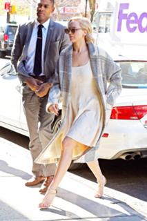 Jennifer Lawrence feet photo thumbnail
