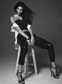 Kendall Jenner feet photo thumbnail