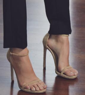 Kendall Jenner feet photo thumbnail
