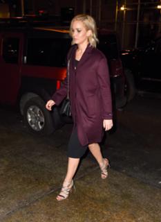 Jennifer Lawrence feet photo thumbnail
