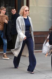 Jennifer Lawrence feet photo thumbnail