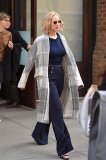 Jennifer Lawrence feet photo thumbnail