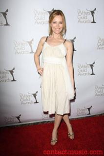 Leslie Mann feet photo thumbnail