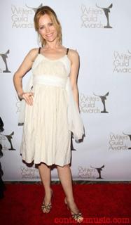 Leslie Mann feet photo thumbnail