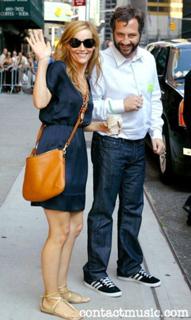 Leslie Mann feet photo thumbnail