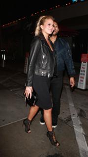 Chrissy Teigen feet photo thumbnail