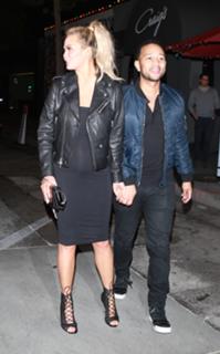 Chrissy Teigen feet photo thumbnail