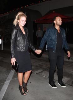 Chrissy Teigen feet photo thumbnail