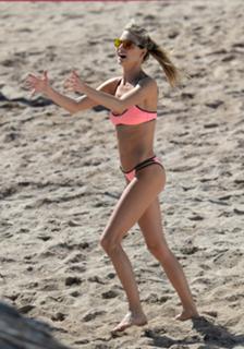 Martha Hunt feet photo thumbnail