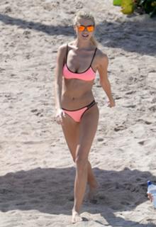 Martha Hunt feet photo thumbnail