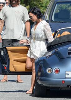 Demi Lovato feet photo thumbnail