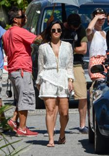 Demi Lovato feet photo thumbnail
