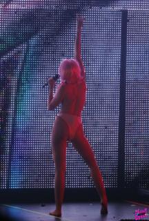 Miley Cyrus feet photo thumbnail