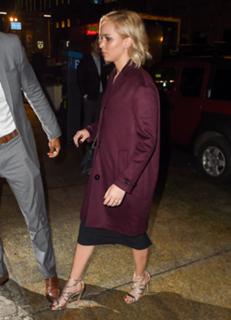 Jennifer Lawrence feet photo thumbnail