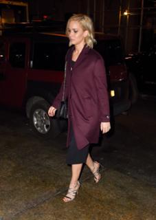 Jennifer Lawrence feet photo thumbnail