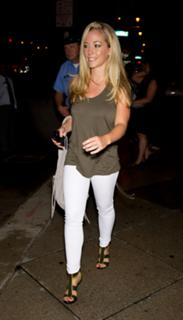 Kendra Wilkinson feet photo thumbnail