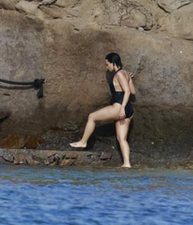 Demi Lovato feet photo thumbnail