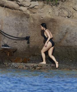 Demi Lovato feet photo thumbnail