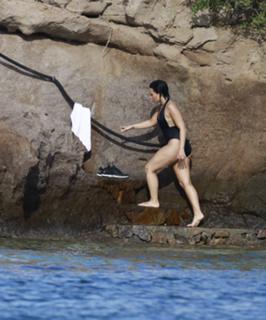 Demi Lovato feet photo thumbnail
