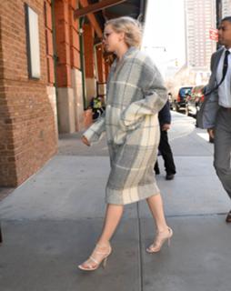 Jennifer Lawrence feet photo thumbnail