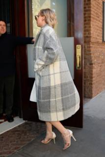 Jennifer Lawrence feet photo thumbnail