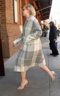 Jennifer Lawrence feet photo thumbnail