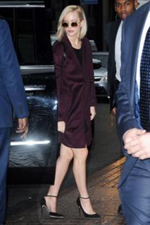Jennifer Lawrence feet photo thumbnail