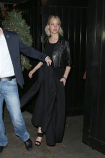 Jennifer Lawrence feet photo thumbnail