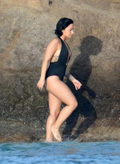Demi Lovato feet photo thumbnail