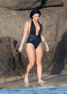 Demi Lovato feet photo thumbnail