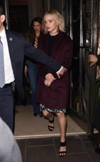 Jennifer Lawrence feet photo thumbnail