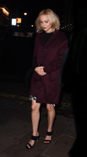 Jennifer Lawrence feet photo thumbnail