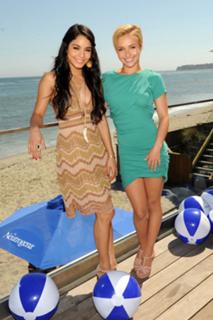 Hayden Panettiere feet photo thumbnail