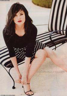 Lucy Lawless feet photo thumbnail