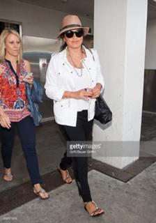 Mariska Hargitay feet photo thumbnail