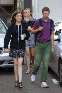 Anna Kendrick feet photo thumbnail