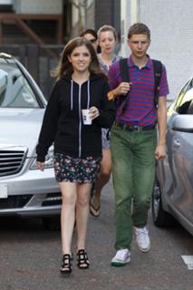Anna Kendrick feet photo thumbnail