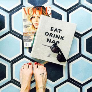 Katie Cassidy feet photo thumbnail