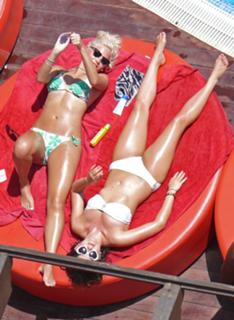Pixie Lott feet photo thumbnail