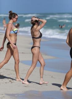 Katie Cassidy feet photo thumbnail