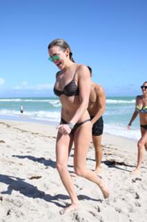 Katie Cassidy feet photo thumbnail