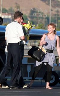 Hilary Duff feet photo thumbnail