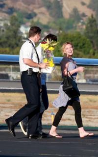 Hilary Duff feet photo thumbnail