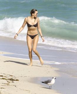 Katie Cassidy feet photo thumbnail