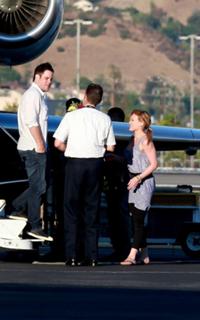 Hilary Duff feet photo thumbnail
