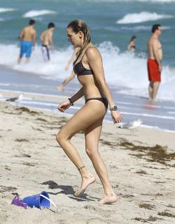 Katie Cassidy feet photo thumbnail